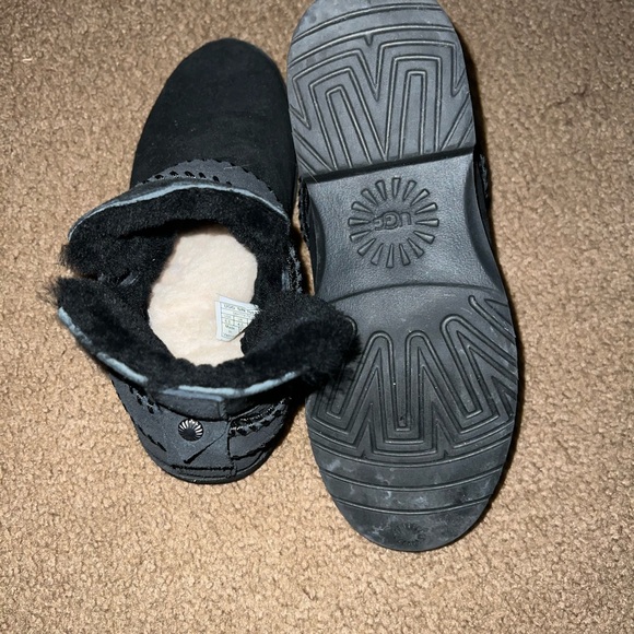 UGG Black Winter Boots Sleek and Comfortable - Picture 4 of 4